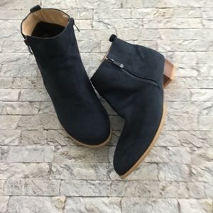 NAVY FAUX SUEDE BOOTIE